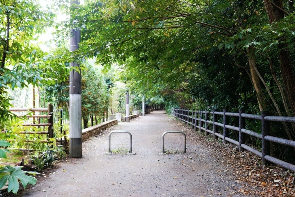 Inokashira Park: Path leading to Hand Weaving Studio Jota