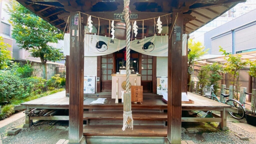 Honden or main hall of Oiwa Inari