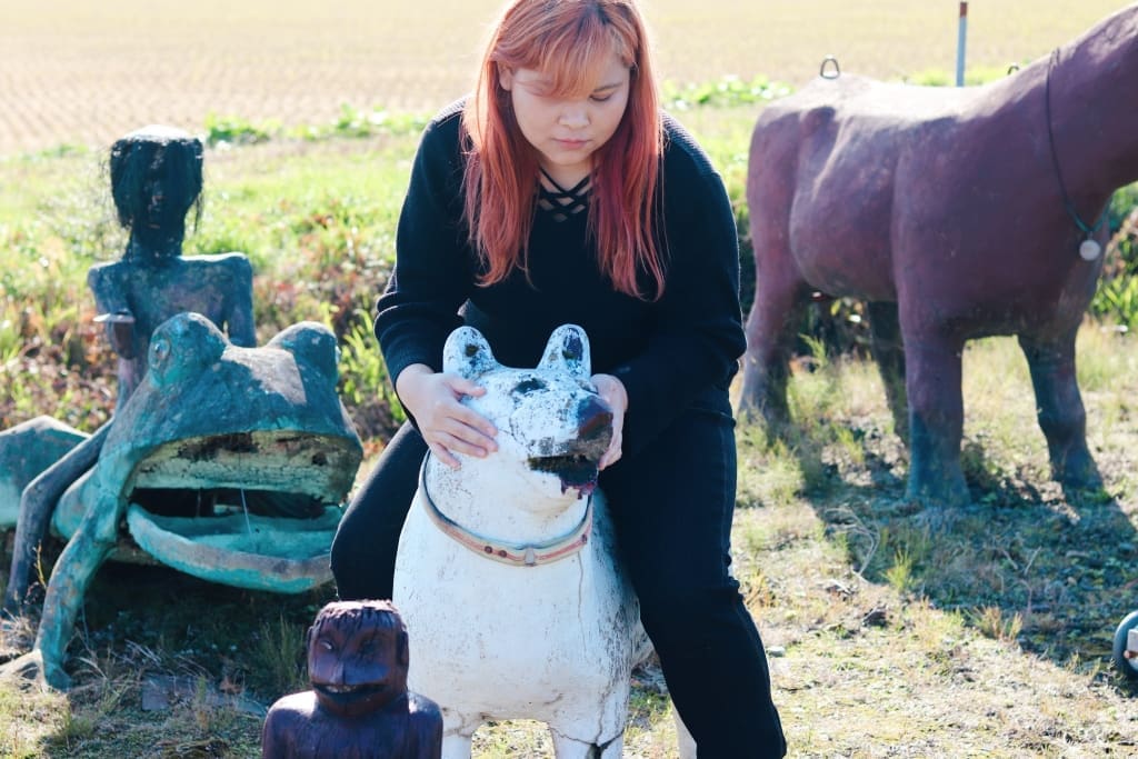 Mizhelle with a dog statue