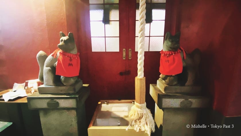 Fox statues at Toyoiwa Inari