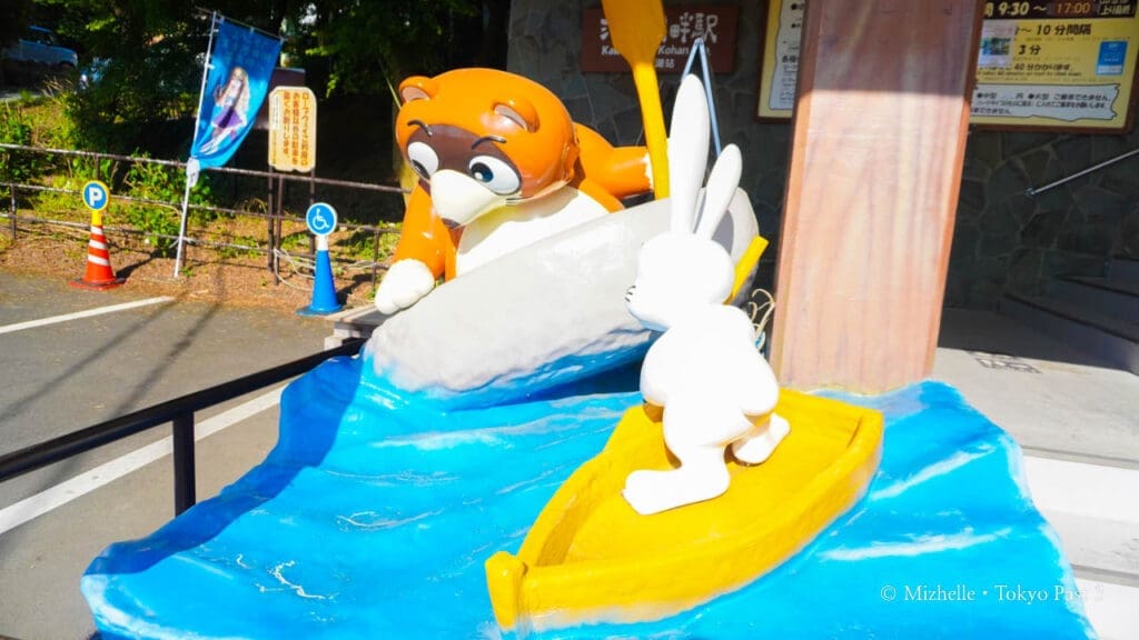 A statue depicting the boat race between the rabbit and the tanuki. Located at the base of Mt. Fuji Panoramic Ropeway