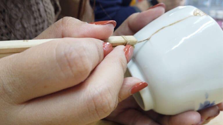 Kintsugi workshop - painting a cup